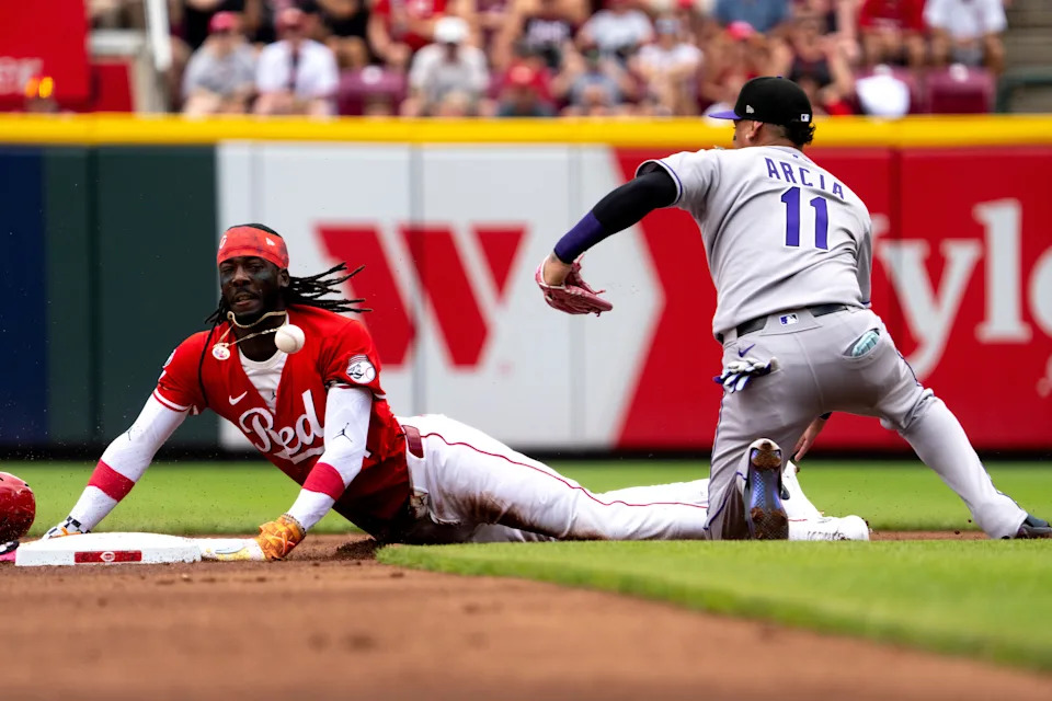 Cincinnati Reds shortstop Elly De La Cruz steals second base