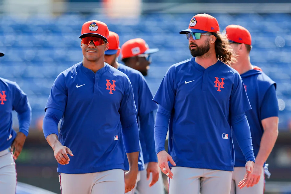 New York Mets right fielder Juan Soto (22) and left fielder Jesse Winker (3)© Sam Navarro-Imagn Images