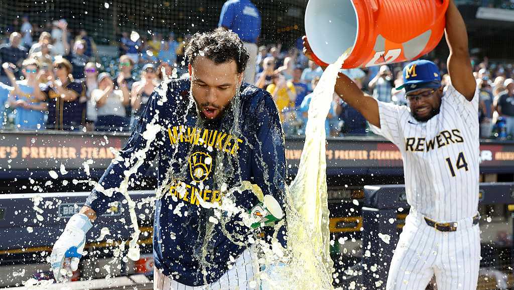 Brewers avoid being swept by Marlins thanks to Perkins' walk-off