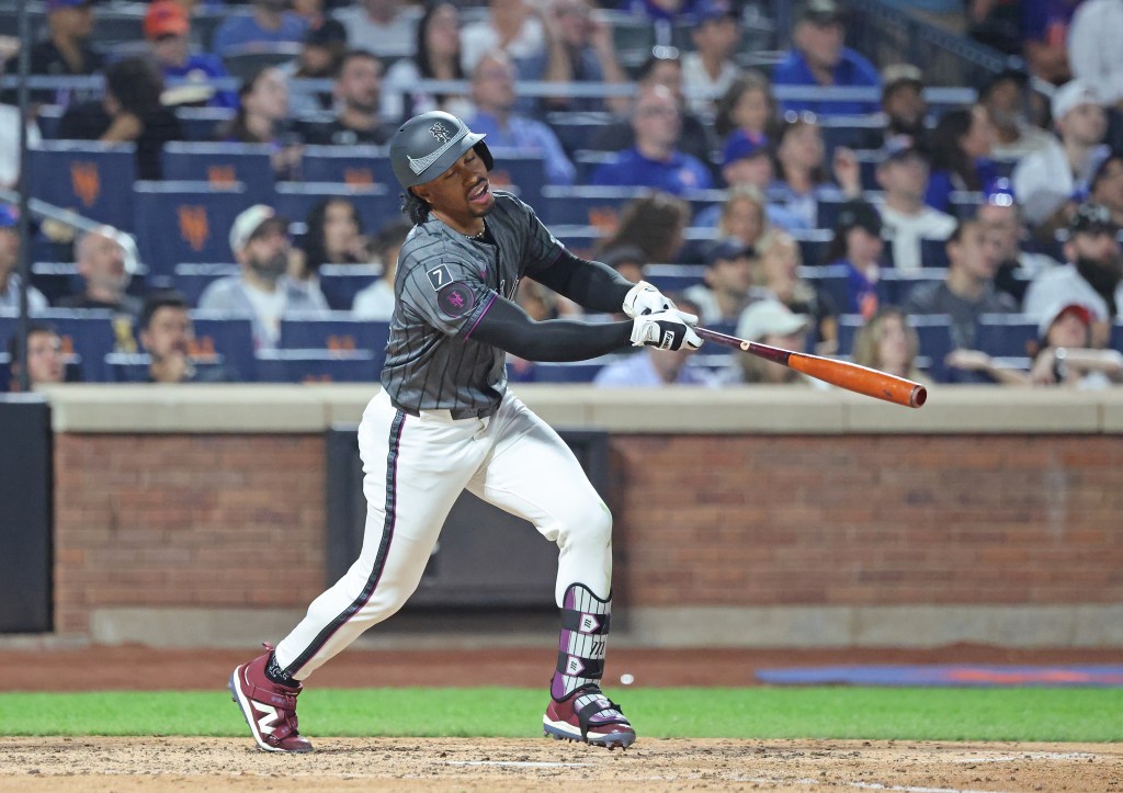 New York Mets shortstop Francisco Lindor at bat.