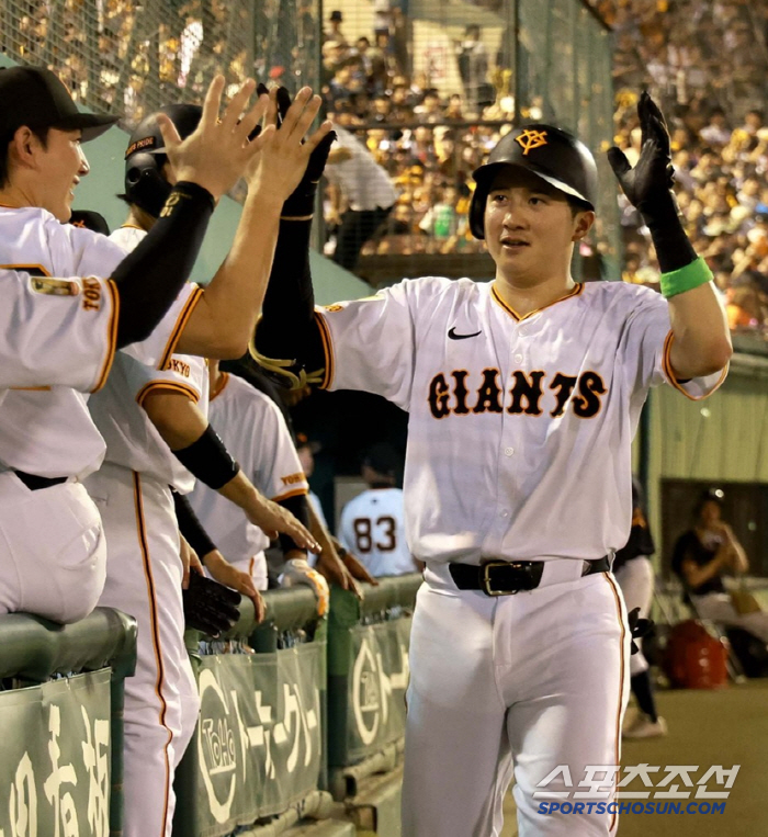 The manager's winning move or taking it out of anger, early replacement in the 3rd inning when the three-bunt failed, and the team's No. 1 hitting shortstop (Min Chang-ki's Japanese baseball) who cried in the dugout