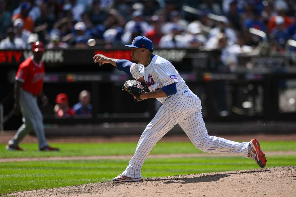 Mets pitcher throwing the ball