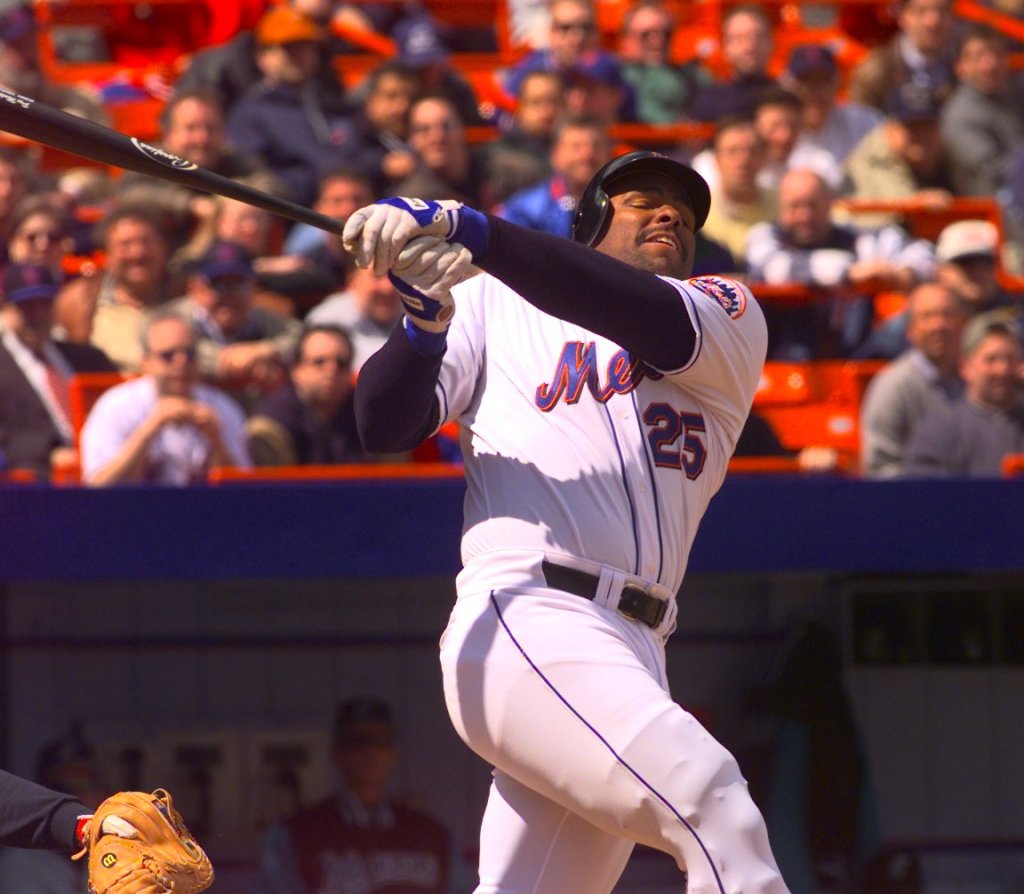 Bobby Bonilla, Mets #25, swings at a pitch.