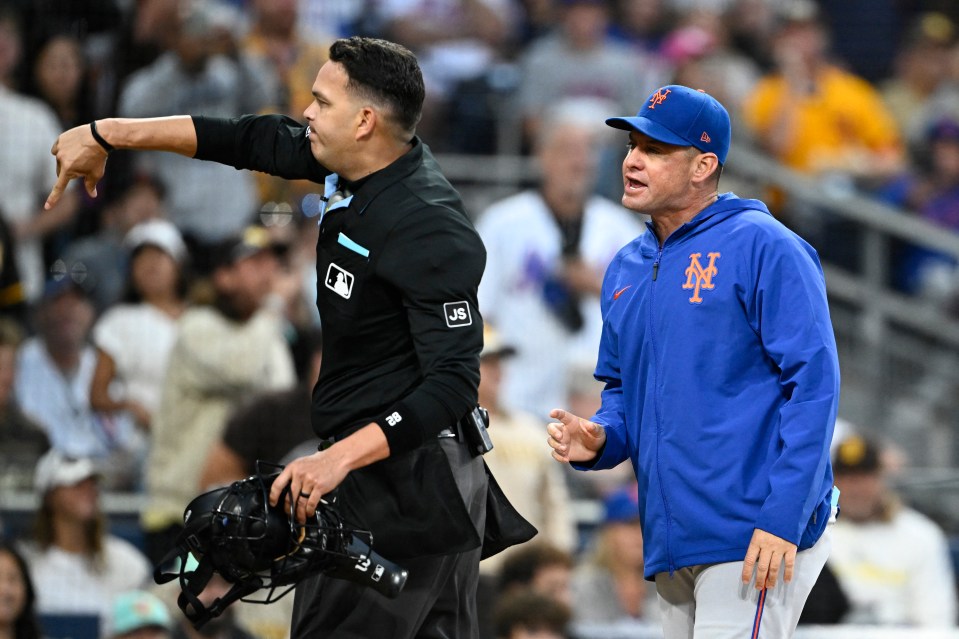 New York Mets manager Carlos Mendoza arguing with an umpire.