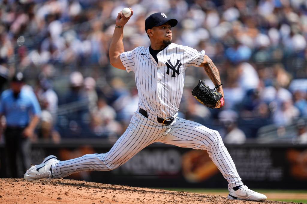 Jonathan Loáisiga pitches during the Yankees-Cubs game on July 12, 2025.