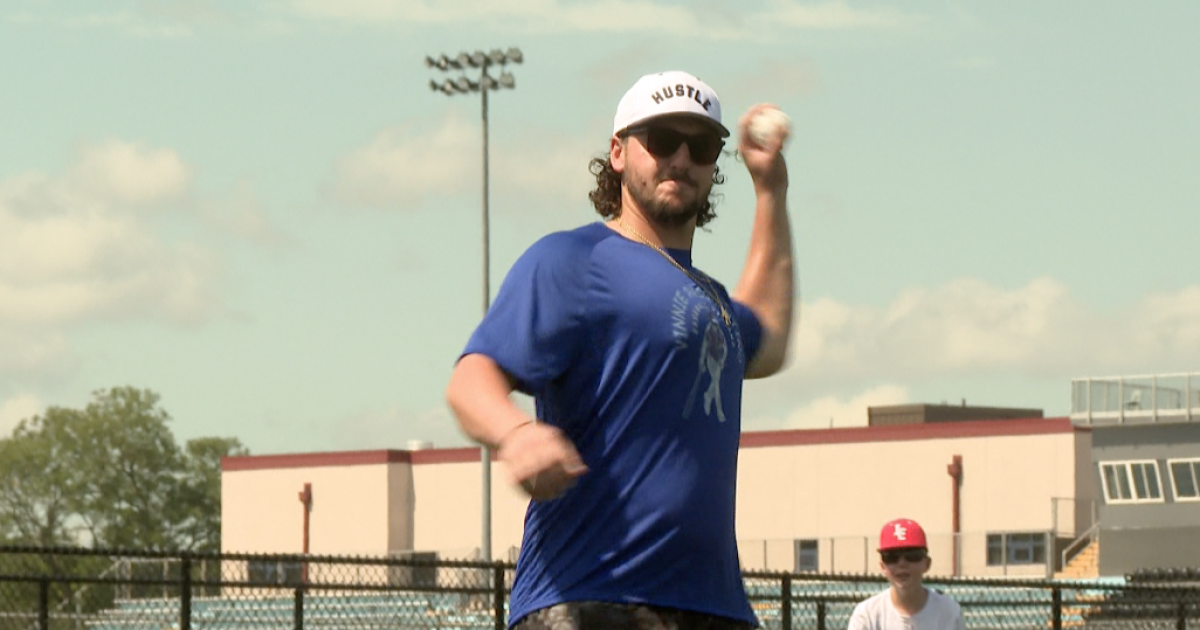Vinnie Pasquantino trades day off for day with kids at youth baseball camp