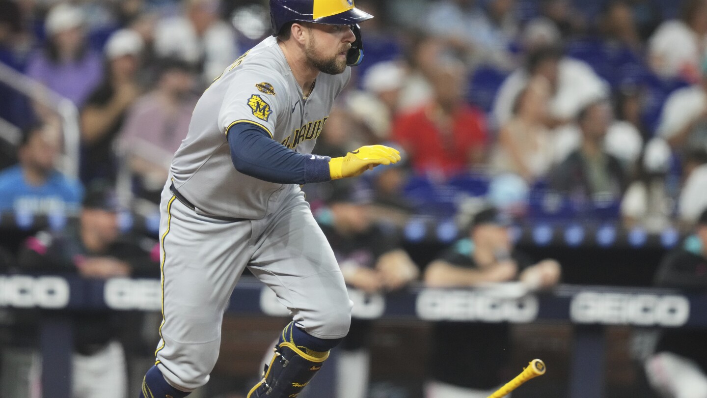 Brewers' Hoskins leaves game against Marlins because of left thumb discomfort
