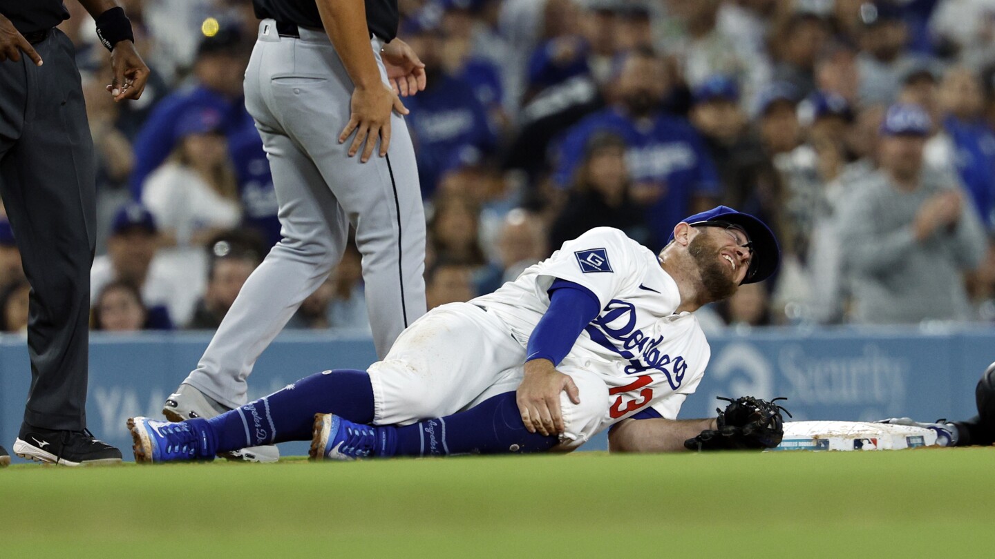 Dodgers' Max Muncy injured while tagging out Michael A. Taylor of White Sox