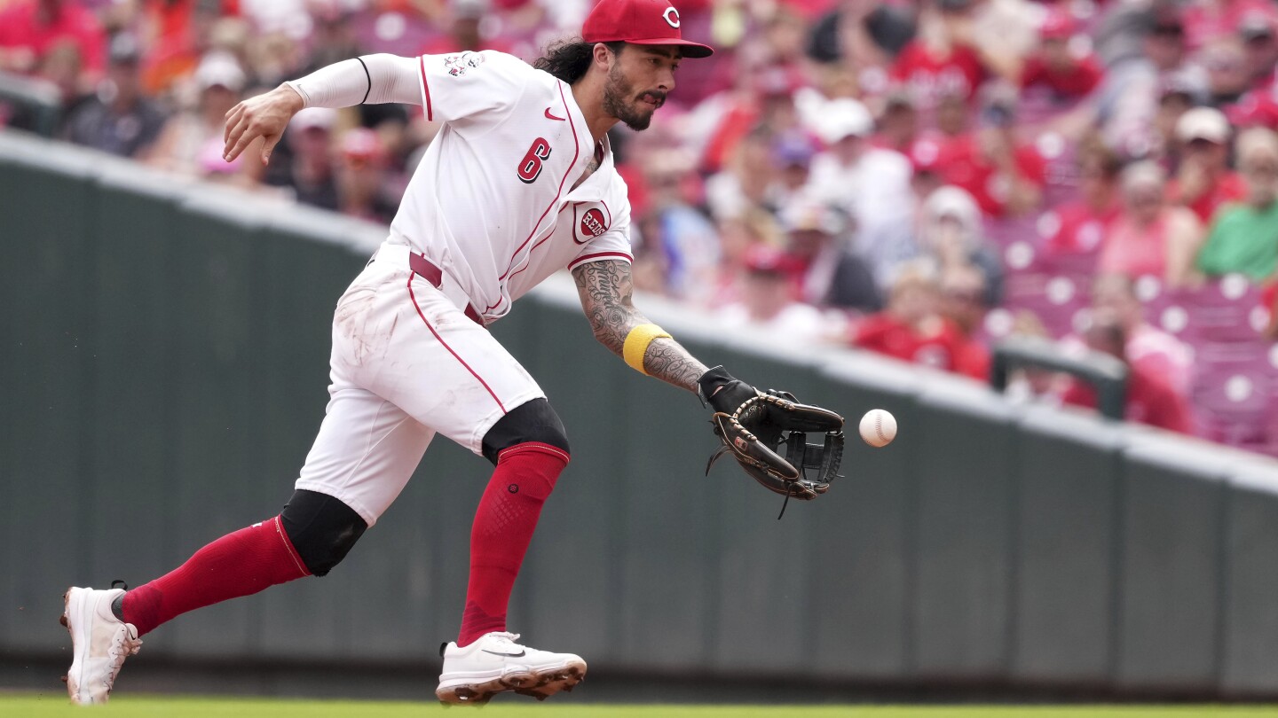 Royals acquire second baseman Jonathan India from Reds for right-hander Brady Singer