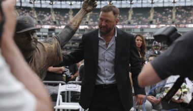White Sox unveil statue of Mark Buehrle at Rate Field