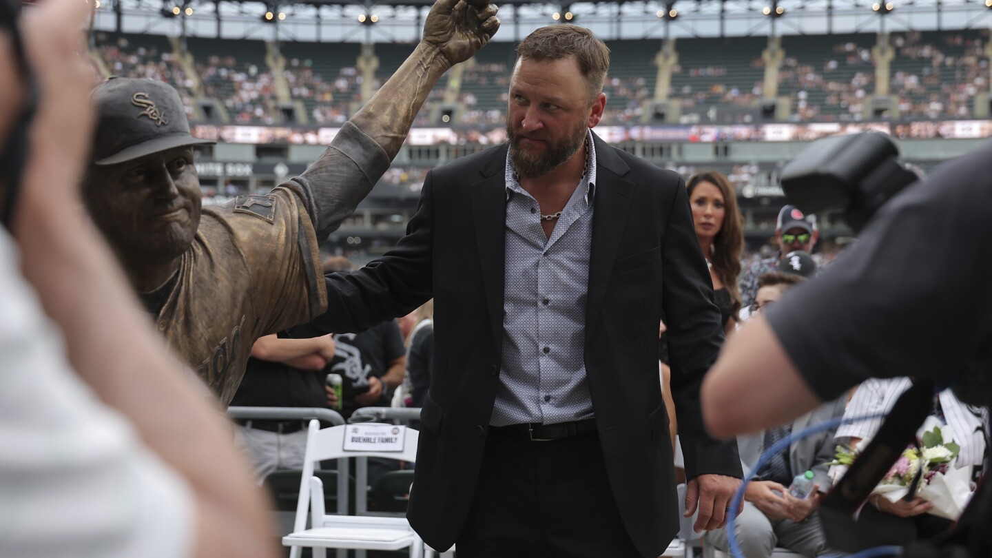 White Sox unveil statue of Mark Buehrle at Rate Field