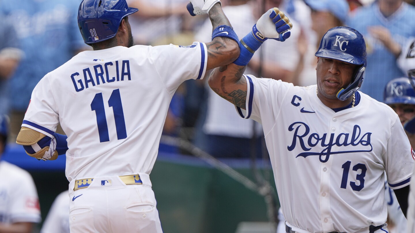 Salvador Perez exits game with bruised left elbow after being hit by pitch against Braves