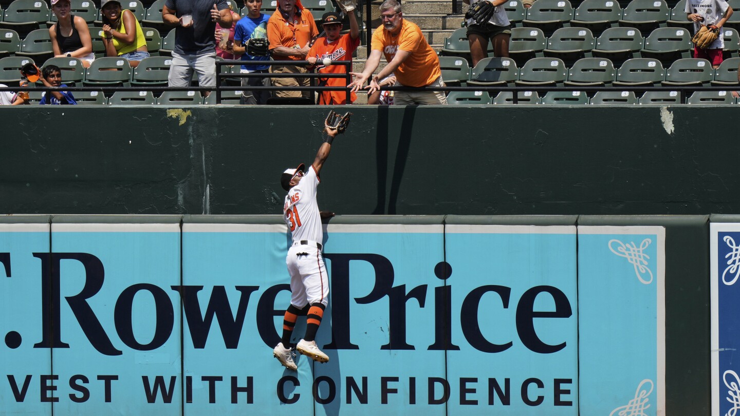 Mullins robs Sánchez of home run in what may have been the outfielder's last home game for Orioles