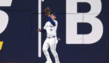 Toronto Gold Glove OF Varsho makes stunning, backhanded catch in season debut against Boston