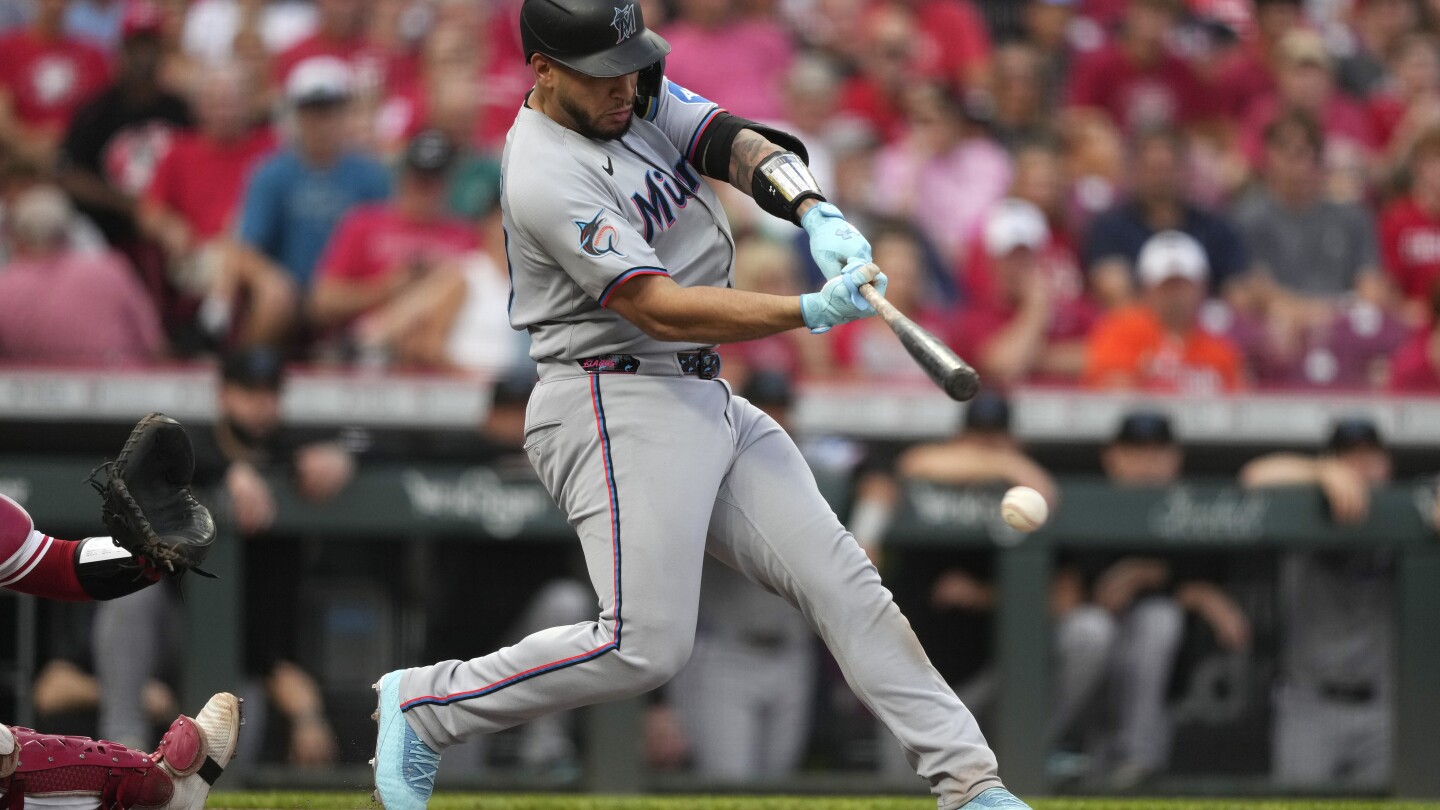 Marlins extend road winning streak to 11 with 12-2 win over Reds