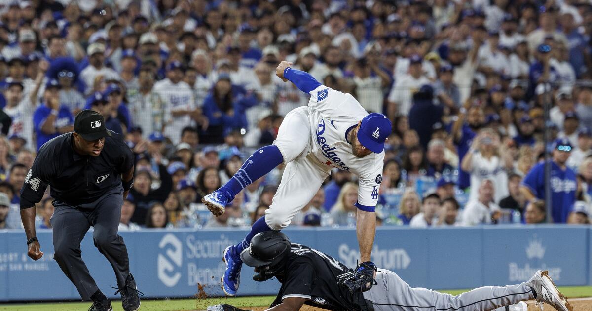 With Max Muncy due back, Dodgers stick with trade deadline plans