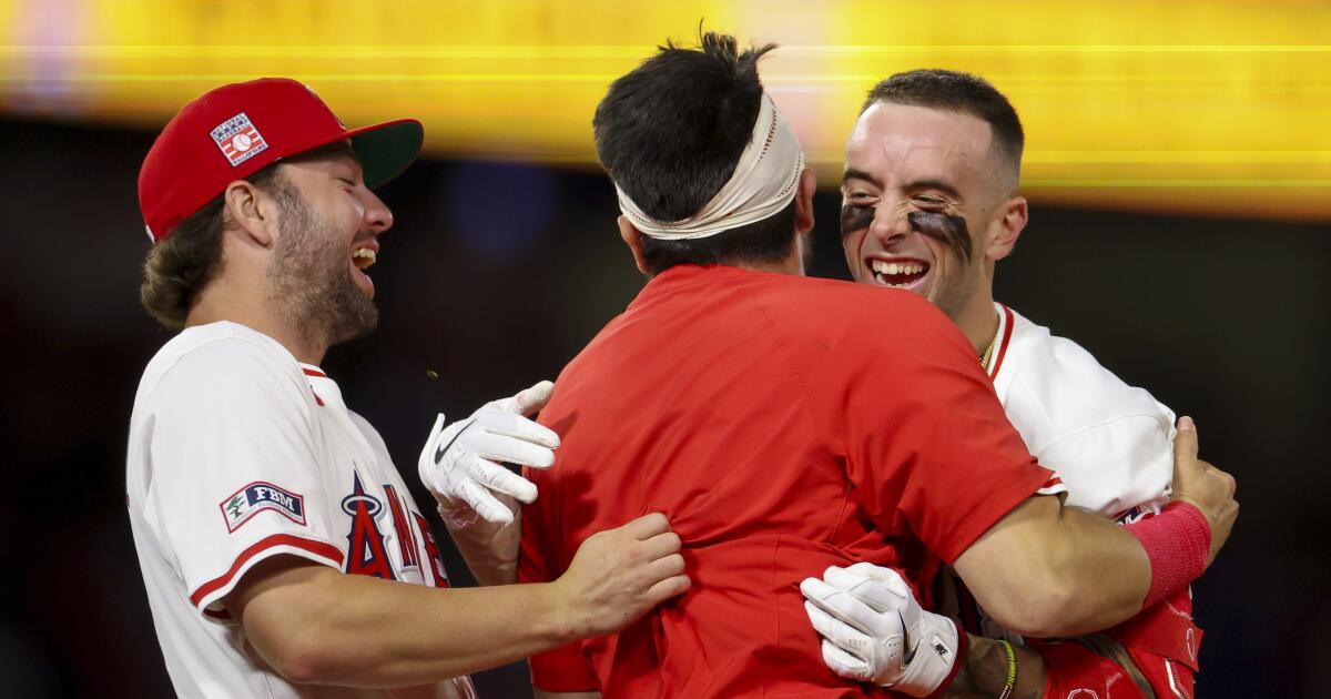 Zach Neto hits walk-off single for Angels on his bobblehead night