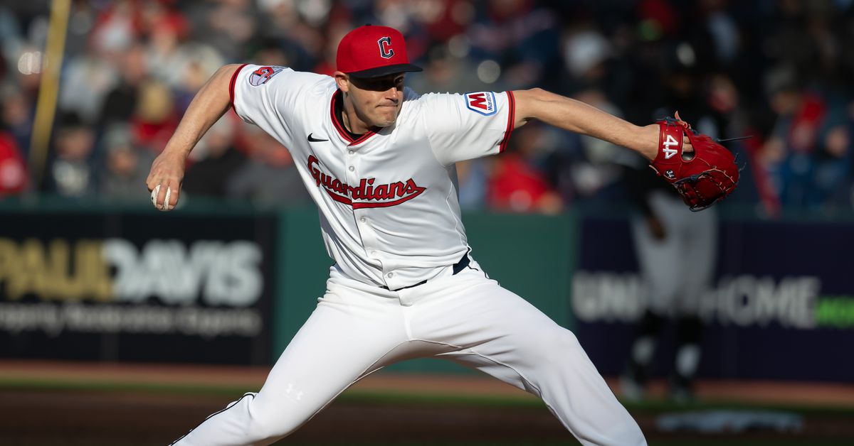 Tigers acquire RHP Paul Sewald from the Guardians