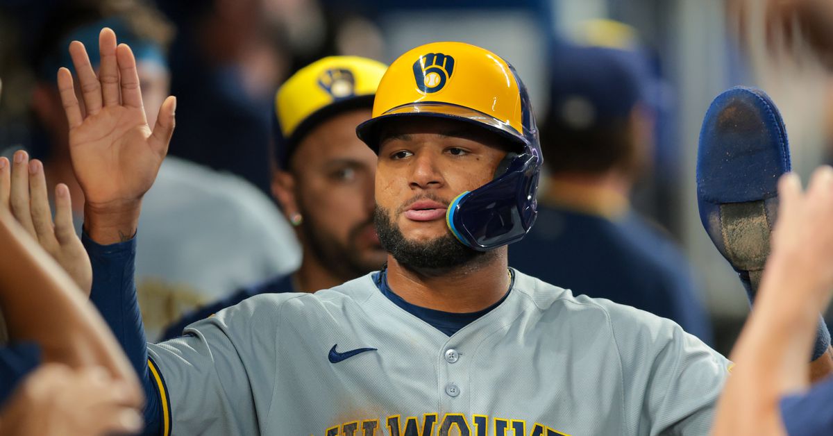 Brewers fail to capitalize, bullpen falters late in 4-2 loss to Marlins