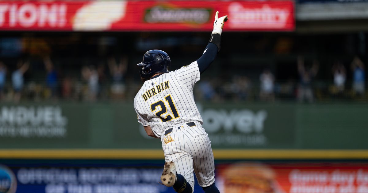 Brewers score three in ninth to win 6-5 in Woodruff’s return to Milwaukee