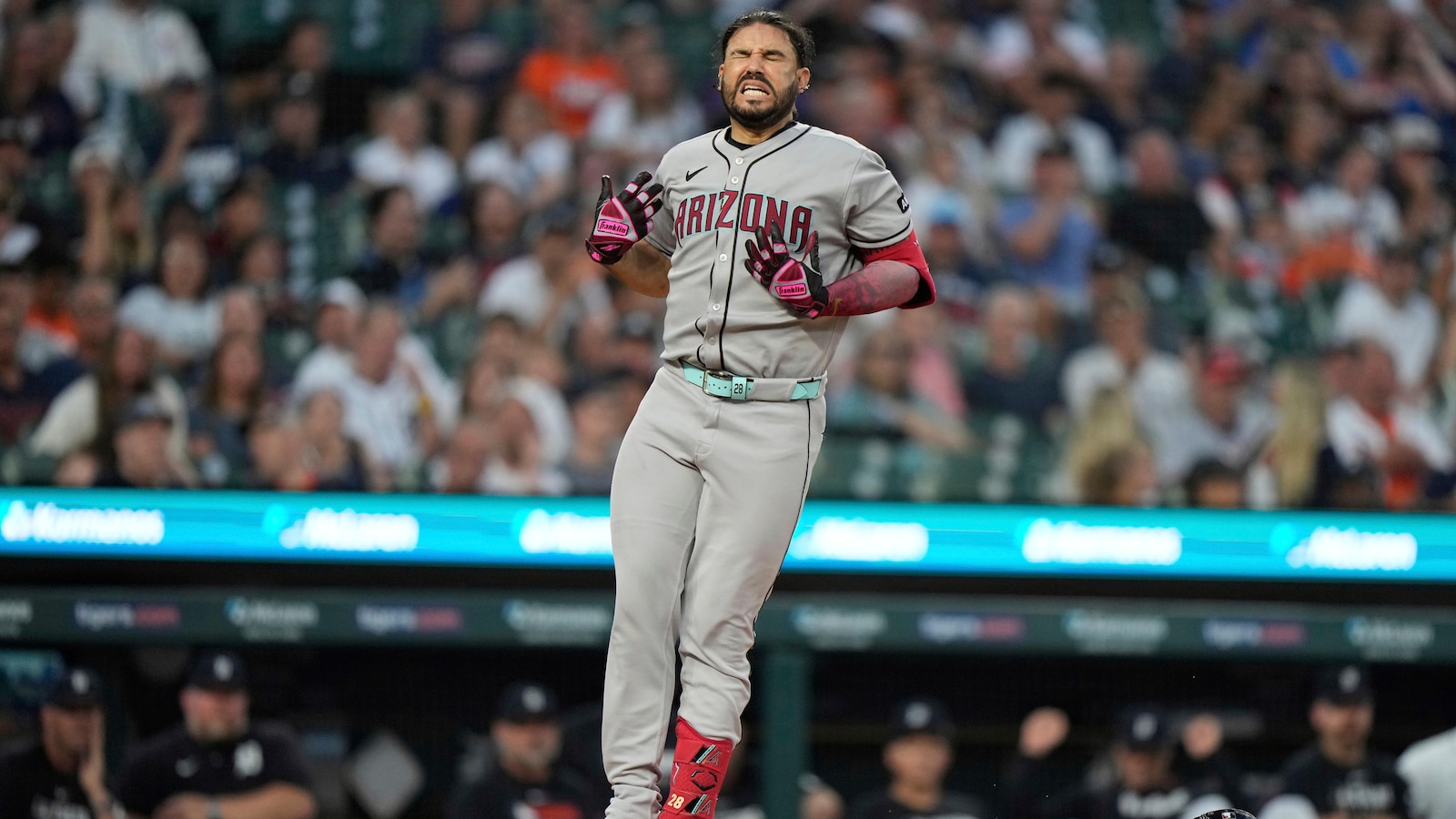 Eugenio Suárez says X-rays were negative after he was hit on index finger by pitch against Tigers