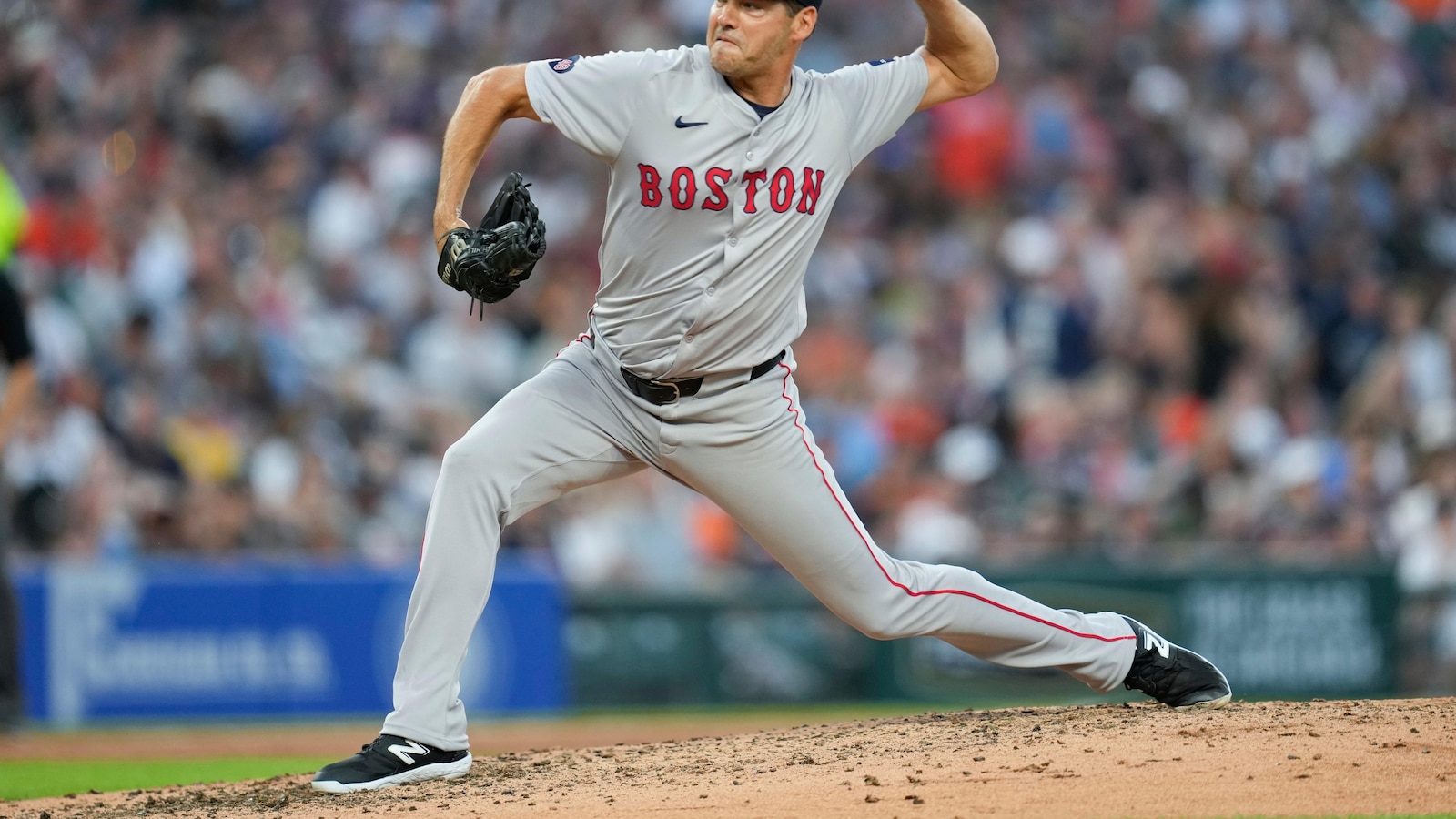 Royals calling up 45-year-old pitcher Rich Hill from minors for a start against the Cubs