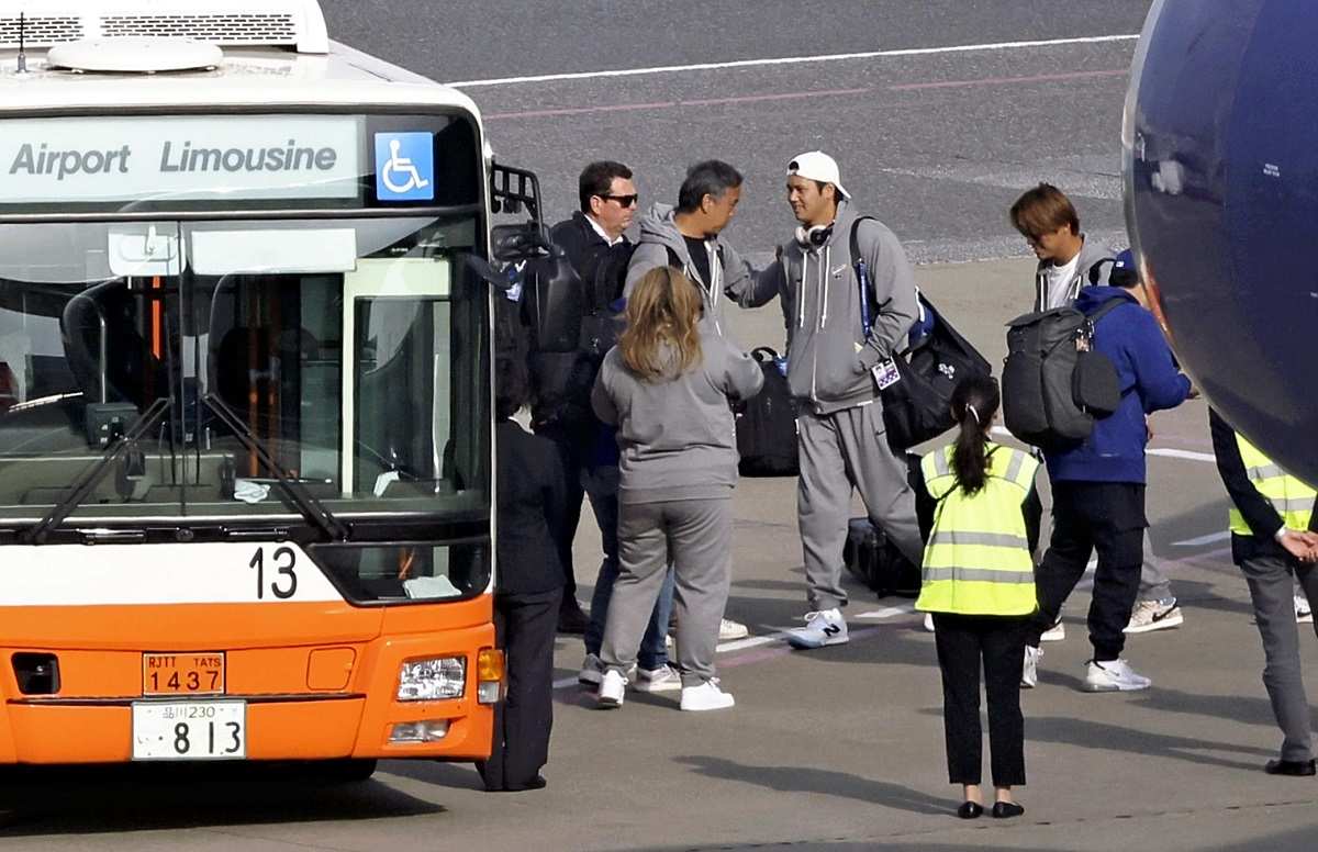 Japanese baseball star Shohei Ohtani, Dodgers teammates arrive in Tokyo for opening games