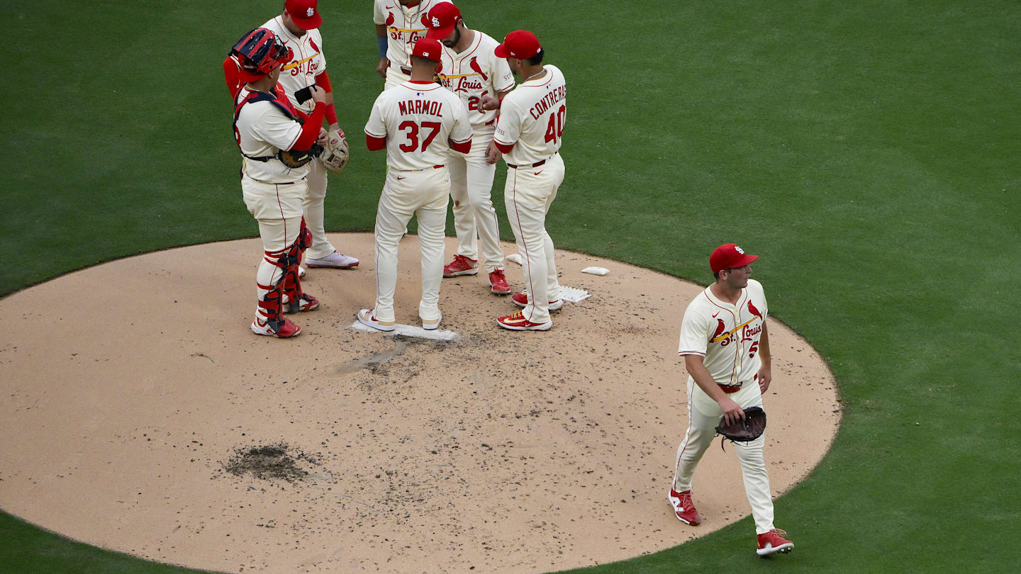Aug 9, 2025; St. Louis, Missouri, USA;  St. Louis Cardinals starting pitcher Andre Pallante (53) is removed from the game by manager Oliver Marmol (37) during the second inning against the Chicago Cubs at Busch Stadium. Mandatory Credit: Jeff Curry-Imagn Images