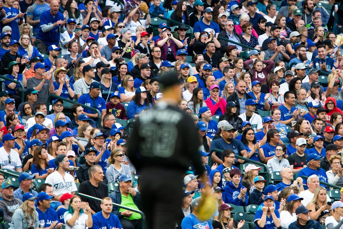 Seattle Businesses Take Canadian Cash at Par to Lure Sports Fans