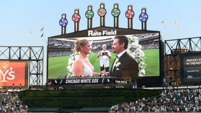 Ron Kittle leads unforgettable one-minute wedding for White Sox fans during fun-filled night with a 50-foot hot dog
