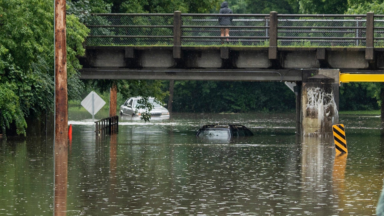 Milwaukee flooding forces SNY TV crew to swim after abandoning car