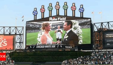 Ron Kittle leads unforgettable one-minute wedding for White Sox fans during fun-filled night with a 50-foot hot dog | MLB News