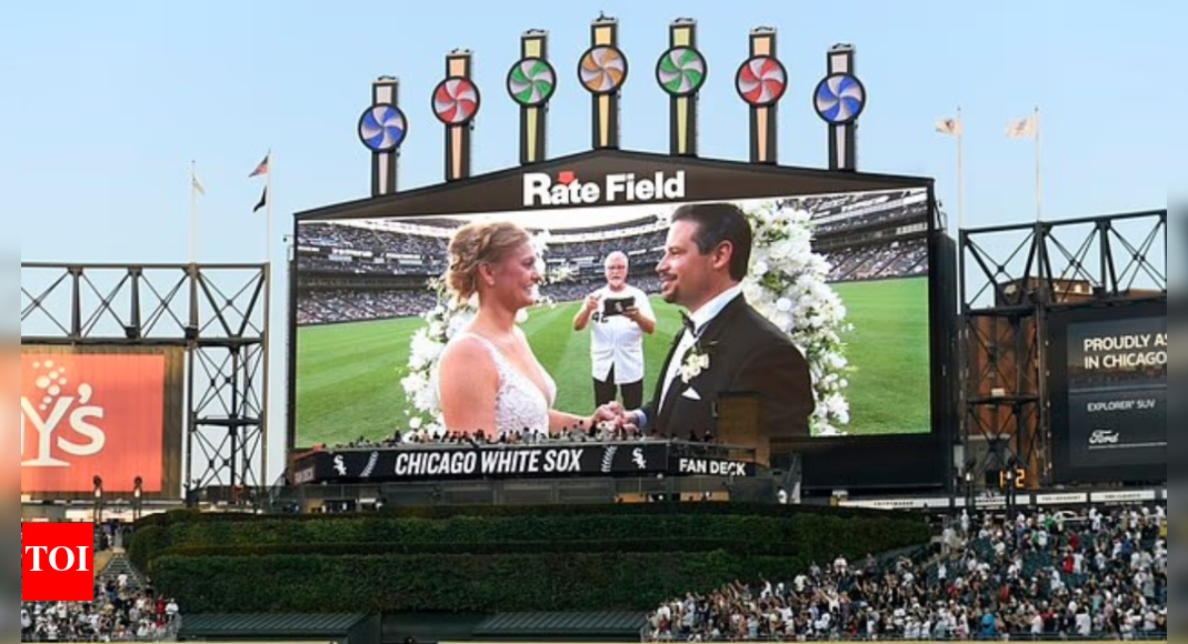 Ron Kittle leads unforgettable one-minute wedding for White Sox fans during fun-filled night with a 50-foot hot dog | MLB News