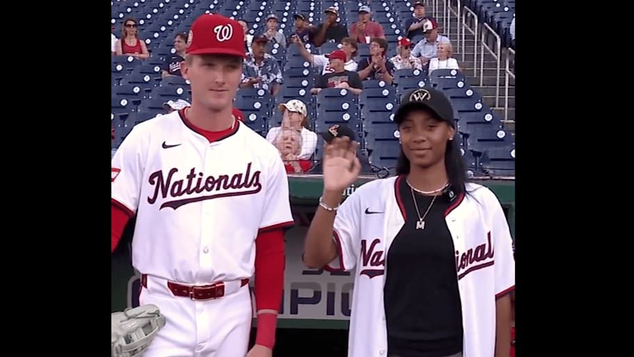 Sports Illustrated - Mo'ne Davis Threw First Pitch to…