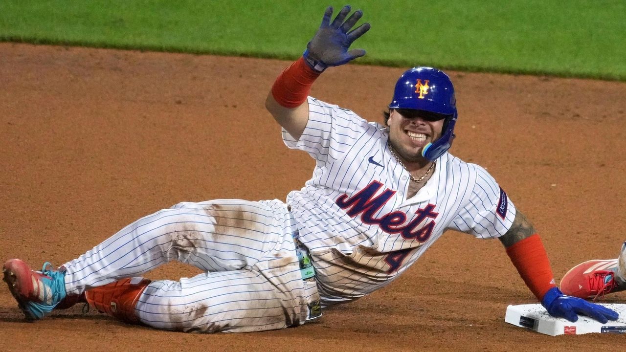 Mets' Alvarez could miss rest of season with thumb injury