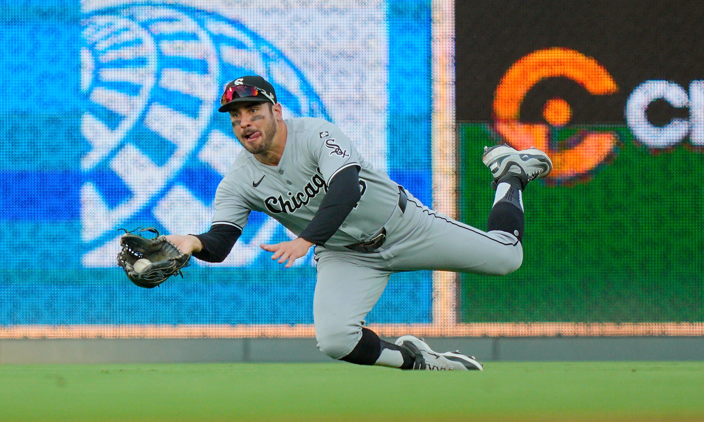Aug 15, 2025; Kansas City, Missouri, USA; Chicago White Sox right fielder Mike Tauchman (18) makes a diving catch during the first inning against the Kansas City Royals at Kauffman Stadium. Mandatory