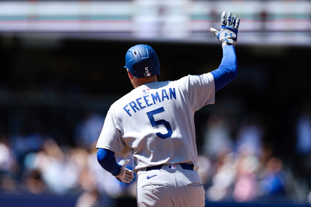 Dodgers wake up offensively in San Diego