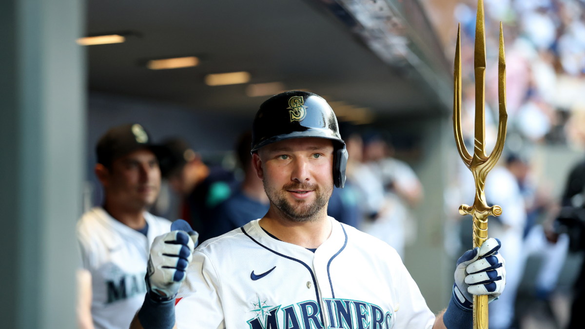 WATCH: Mariners' Cal Raleigh makes MLB history vs. Padres, becomes first catcher with 50-homer season