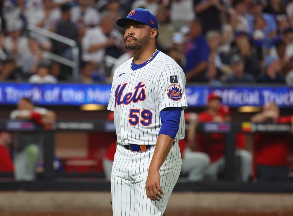A dejected Sean Manaea walks to the dugout after getting taken out in the fifth inning of the Mets' 6-5 win over the Phillies on Aug. 26, 2025.