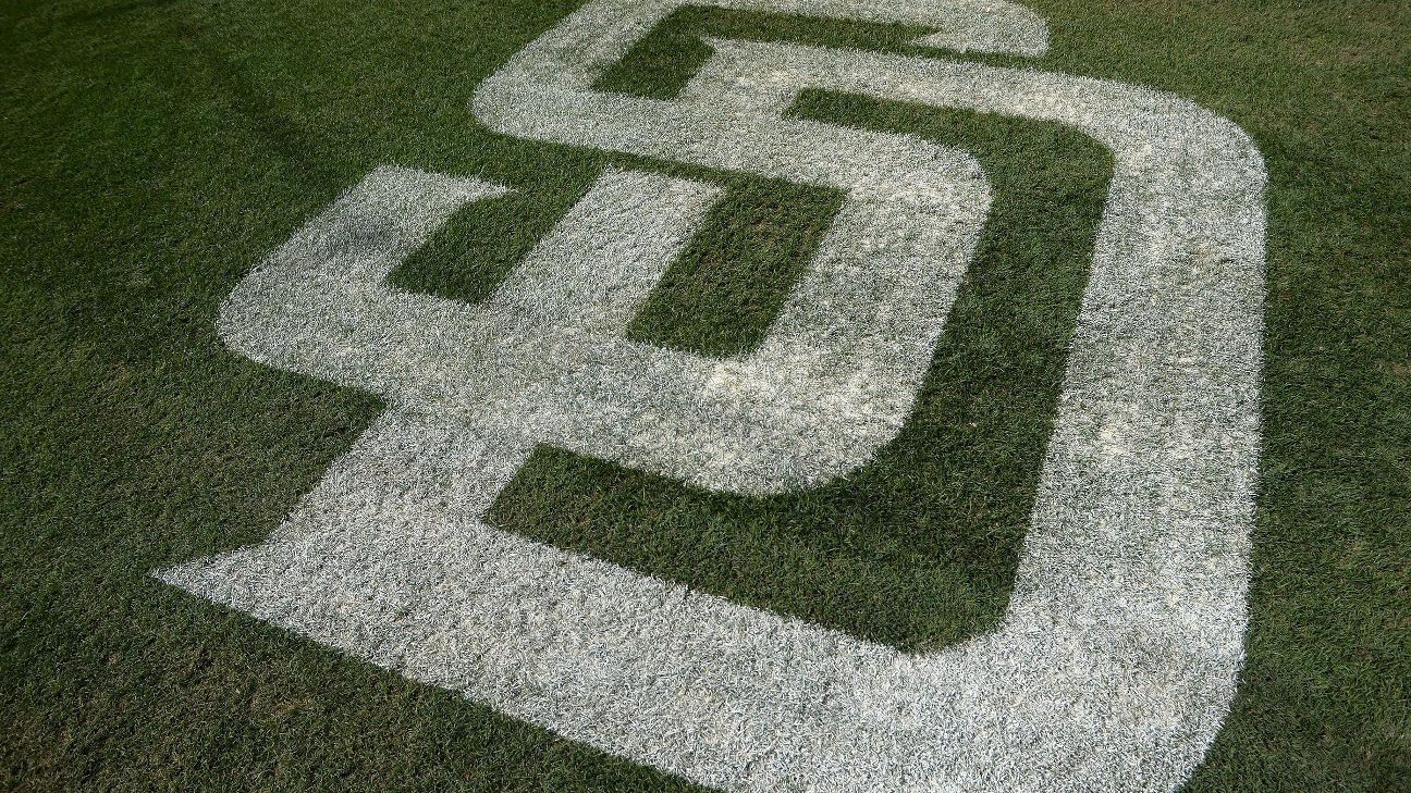 Padres put SS Xander Bogaerts on IL with fractured left foot