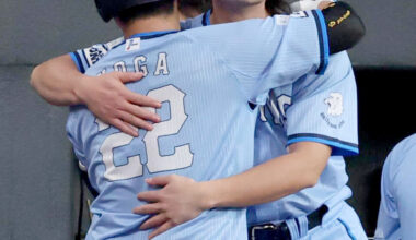 With no outs in the ninth inning, Imai (right, camera by Wataru Koshikawa) greets Koga, who hit a solo home run over the left field fence.