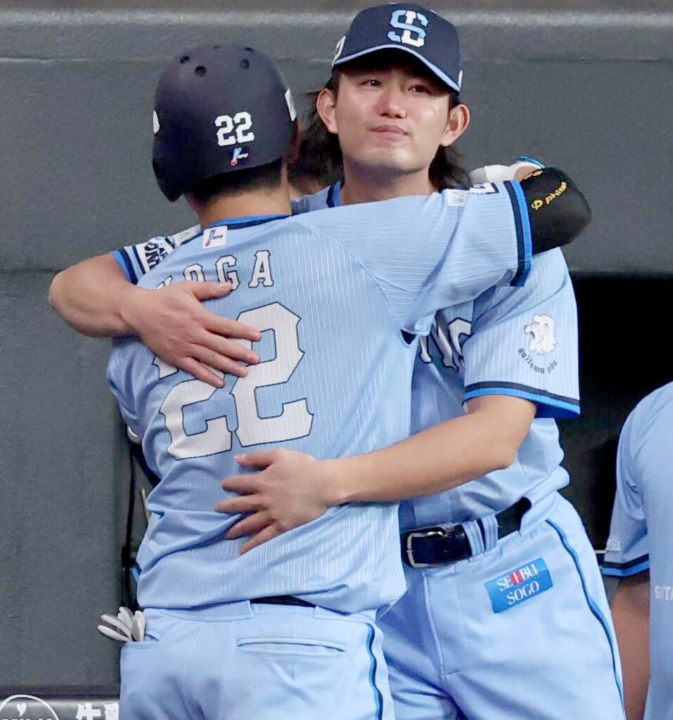 With no outs in the ninth inning, Imai (right, camera by Wataru Koshikawa) greets Koga, who hit a solo home run over the left field fence.