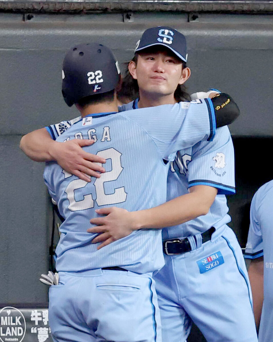 With no outs in the ninth inning, Imai (right, camera by Wataru Koshikawa) greets Koga, who hit a solo home run over the left field fence.