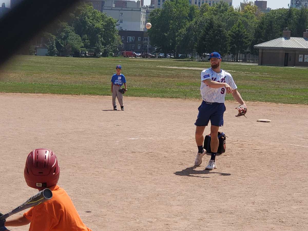 Mets star Brandon Nimmo joins Little Leaguers for sandlot baseball game in Flushing Meadows Corona Park – QNS