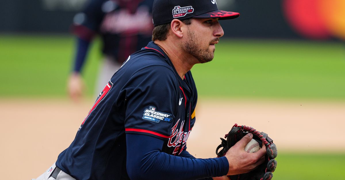 Austin Riley exits game with abdominal pain