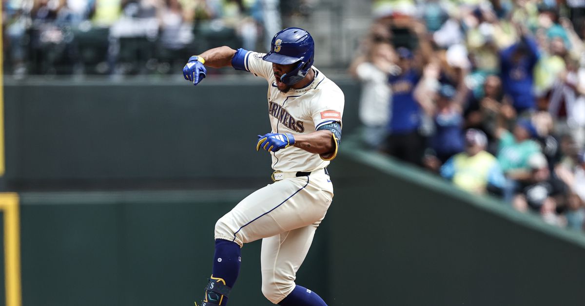 Julio Rodríguez hits record-setting home run in Mariners 5-4 win