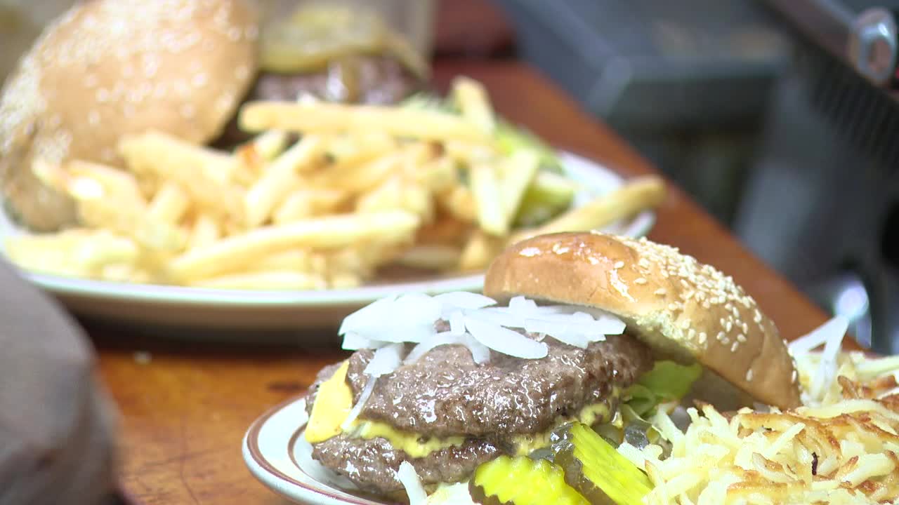 George Webb free burgers Wednesday celebrate Brewers' winning streak