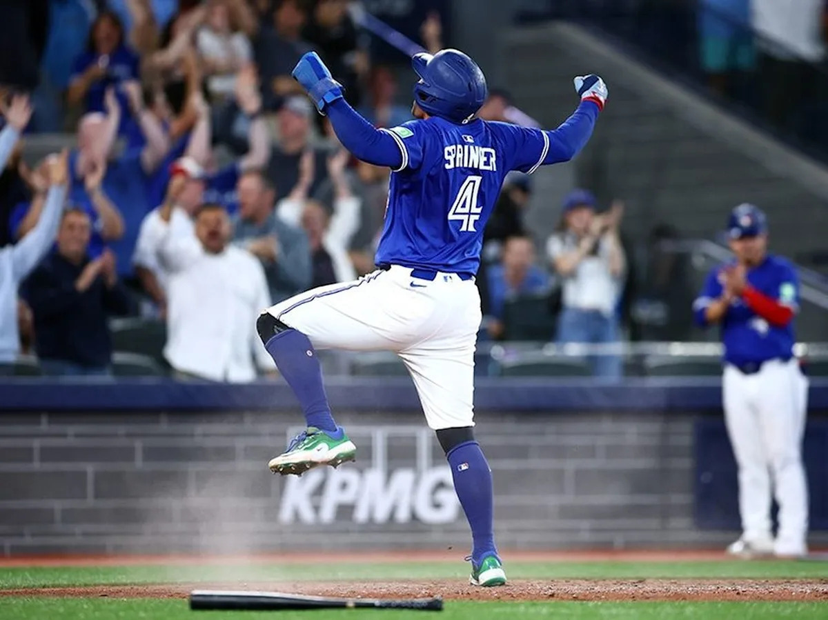 Blue Jays use big 8th inning to rally on Twins as Jeff Hoffman rebounds to earn save