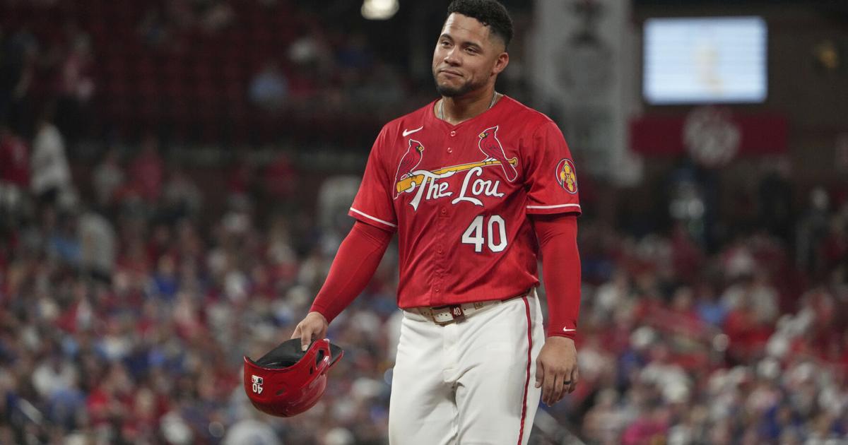 Cardinals 1B Willson Contreras breaks bat in frustration after being hit by a pitch | MLB