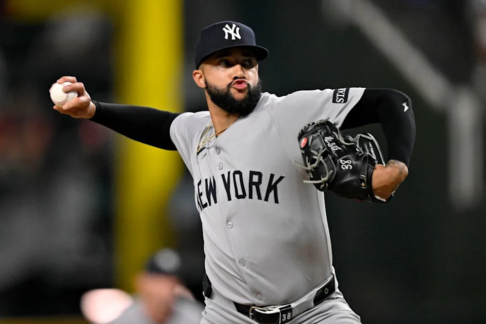 New York Yankees relief pitcher Devin Williams (38) pitches against the Texas Rangers during the ninth inning at Globe Life Field. Jerome Miron-Imagn Images
